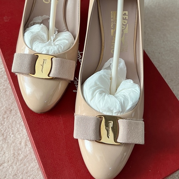 Authentic Salvatore Ferragamo Vara Bow Pump Shoe Size 8 - Picture 4 of 10